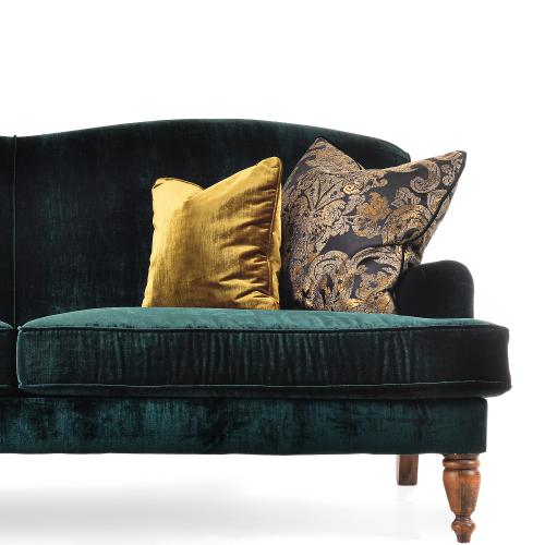 Sofá de Lujo de Terciopelo Verde Esmeralda de 3 Plazas con Respaldo Curvo y Patas de Madera Torneada Vista detalle por Luxury Group International