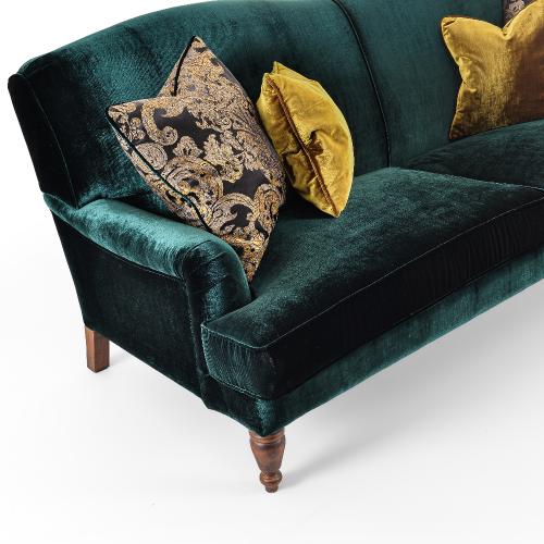 Sofá de Lujo de Terciopelo Verde Esmeralda de 3 Plazas con Respaldo Curvo y Patas de Madera Torneada Vista detalle por Luxury Group International