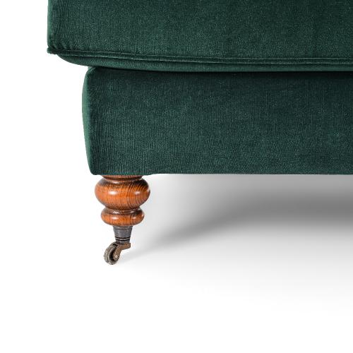 Divano di Lusso a Due Posti in Velluto Verde Smeraldo con Ruote in Ottone - Mobili per Soggiorno Vista dettaglio di Luxury Group International