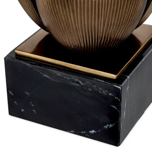 Lampada da tavolo Gold Floral in ottone vintage con motivo di loto in ottone e base in marmo nero di Luxury Group International