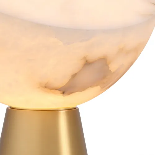 Lampada da Tavolo Moderna di Lusso Dorata in Ottone Antico con Paralume a Mezzaluna in Alabastro Bianco di Luxury Group International