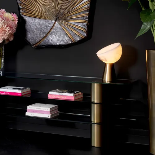 Lampada da Tavolo Moderna di Lusso Dorata in Ottone Antico con Paralume a Mezzaluna in Alabastro Bianco di Luxury Group International
