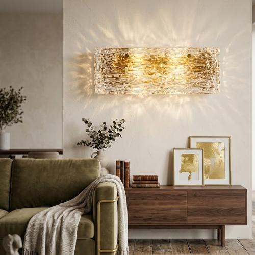Lámpara de pared rectangular de lujo dorada con acabado en latón antiguo y vidrio hecho a mano por Luxury Group International