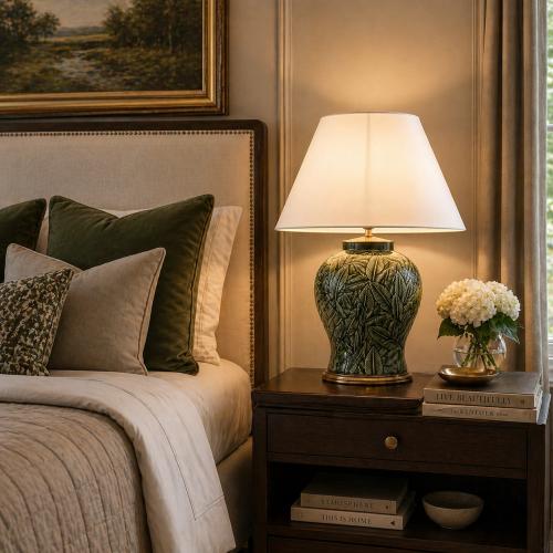 Lampada da tavolo moderna di lusso in ceramica verde con motivo botanico a foglia e finitura in ottone antico di Luxury Group International