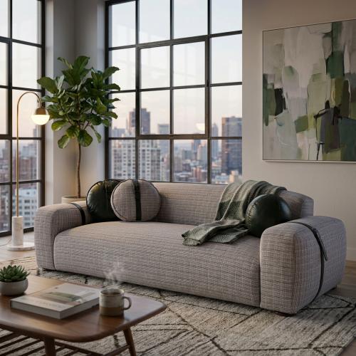 Divano a Due Posti di Lusso in Tessuto Grigio con Dettagli in Cintura di Pelle - Arredamento per Soggiorno Vista lifestyle di Luxury Group International