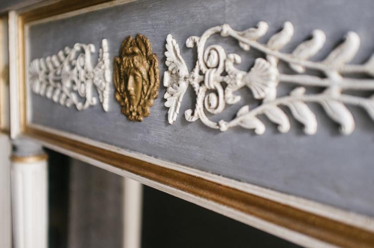 Console Néoclassique de Luxe Gris et Doré avec Panneau en Relief Orné par Luxury Group International