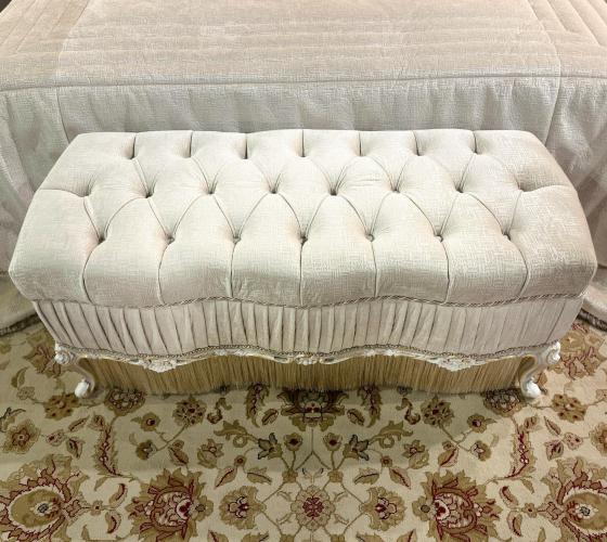 Imperial Ivory Velvet Bench - Luxuriöse rechteckige gepolsterte Bank mit goldenen Details von Luxury Group International