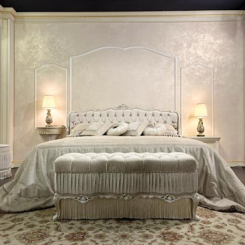 Imperial Ivory Velvet King Bed - Luxuriöses, handgefertigtes Bett mit goldenen Akzenten von Luxury Group International