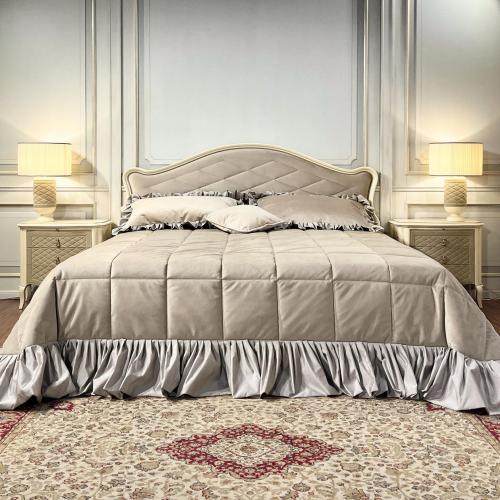 Imperial Ivory Velvet King Bett - Gesteppte Eleganz mit lackierter Oberfläche von Luxury Group International