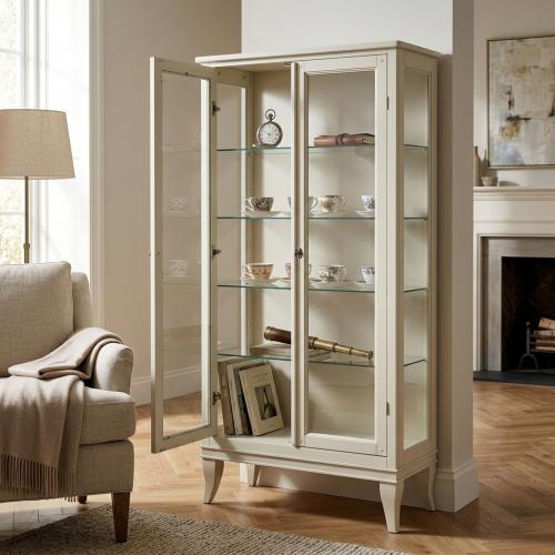 Vetrina di Lusso Barocca con Doppia Porta in Vetro Avorio - Mobili Barocchi Vista lifestyle di Luxury Group International
