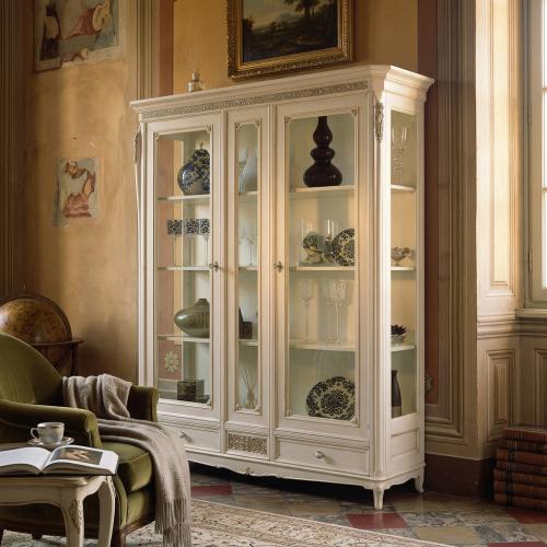 Vetrina di Lusso Barocca con Doppia Porta in Vetro e Dettagli Intagliati Avorio - Mobili Barocchi Vista lifestyle di Luxury Group International