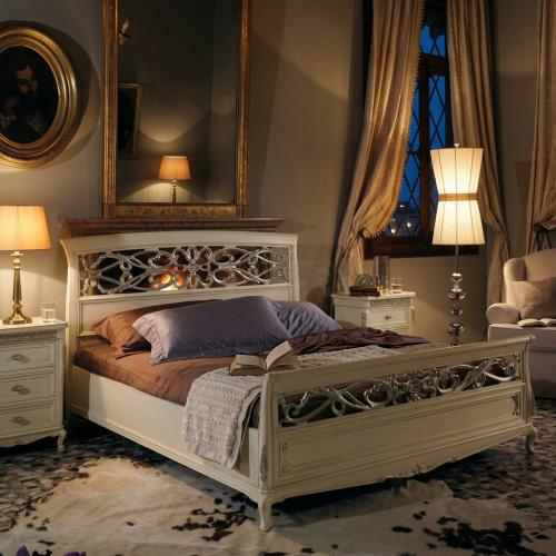 Elfenbeinfarbenes Barock-Luxusbett mit dekorativem silbernem Schnörkel-Kopf- und Fußteil – Barockmöbel Lifestyle-Ansicht von Luxury Group International