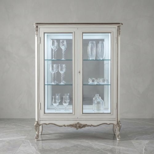 Vetrina di Lusso Barocca Avorio con Ante in Vetro e Base Curva con Accenti Argento - Mobili Barocchi Vista frontale di Luxury Group International