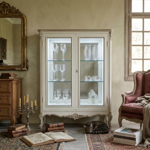 Vetrina di Lusso Barocca Avorio con Ante in Vetro e Base Curva con Accenti Argento - Mobili Barocchi Vista lifestyle di Luxury Group International