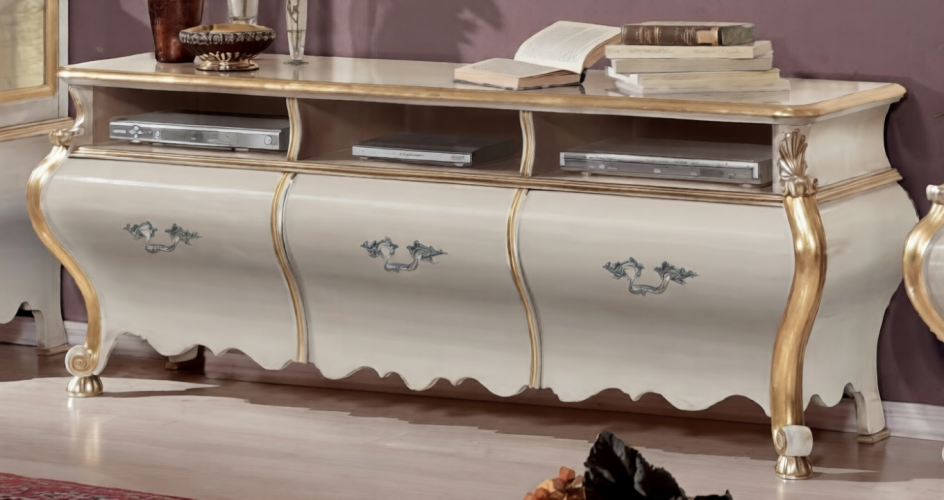 Elfenbeinfarbene Barock-Luxuskommode mit Goldverzierung – Mehrere offene Regale & Geschwungene Schubladen Vorderansicht von Luxury Group International