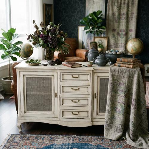 Credenza Barocca di Lusso Avorio con Cassetti Multipli e Ante con Pannelli in Vimini - Mobili Barocchi Vista lifestyle di Luxury Group International