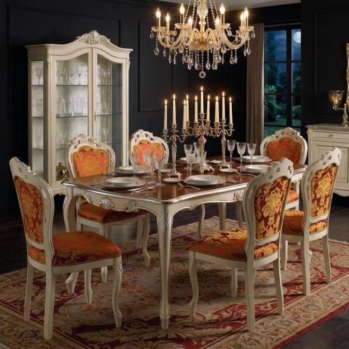 Sedia da Pranzo Imbottita di Lusso Barocca Avorio con Tessuto Damascato Rosso Oro e Cornice Intagliata - Mobili Barocchi Vista lifestyle di Luxury Group International