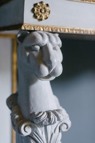 Console de luxe ivoire blanc avec pieds sculptés en forme de lion par Luxury Group International