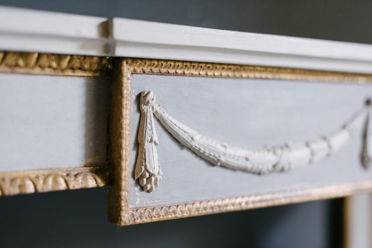 Console de luxe ivoire blanc avec pieds sculptés en forme de lion par Luxury Group International