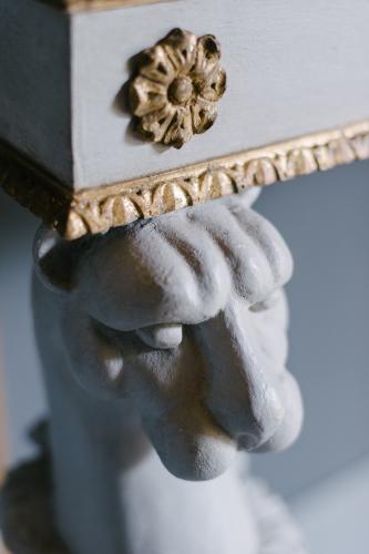Console de luxe ivoire blanc avec pieds sculptés en forme de lion par Luxury Group International