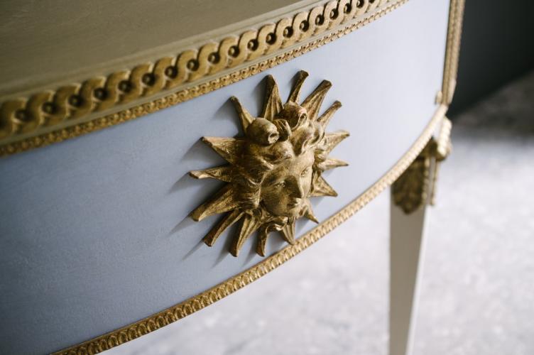 Console Demi-Lune de Luxe Bleu Clair et Or avec Médaillon Sculpté en Rayons de Soleil par Luxury Group International