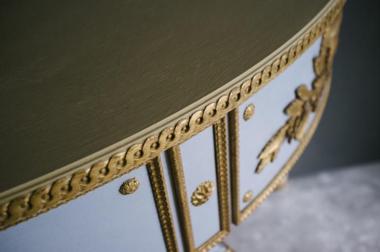 Console Demi-Lune de Luxe Bleu Clair et Or avec Médaillon Sculpté en Rayons de Soleil par Luxury Group International