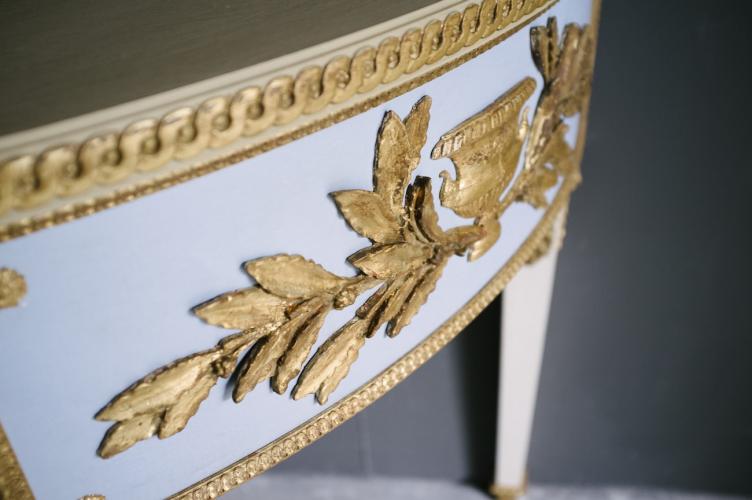 Console Demi-Lune de Luxe Bleu Clair et Or avec Médaillon Sculpté en Rayons de Soleil par Luxury Group International