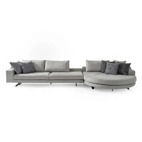Canapé moderne de luxe gris clair en tissu d'ameublement mat avec méridienne côté droit par Luxury Group International