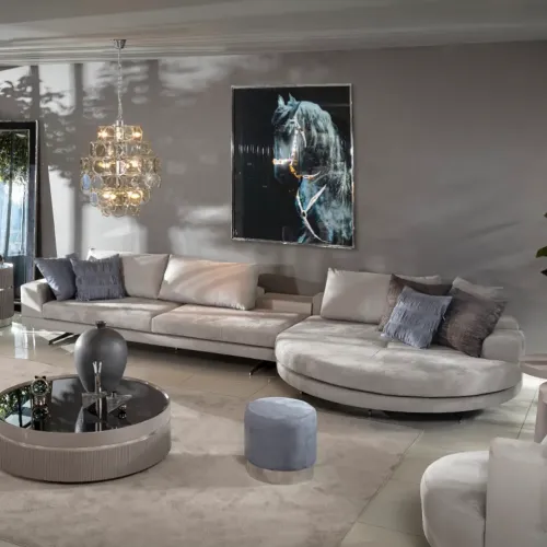 Canapé moderne de luxe gris clair en tissu d'ameublement mat avec méridienne côté droit par Luxury Group International