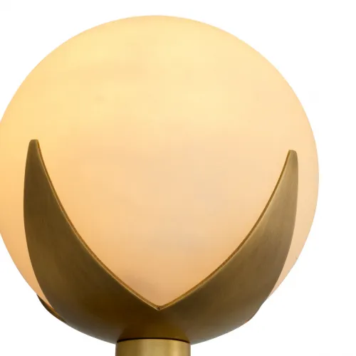 Luxus-Wandleuchte mit antiker Messingoberfläche und einzelnem Alabaster-Globus von Luxury Group International