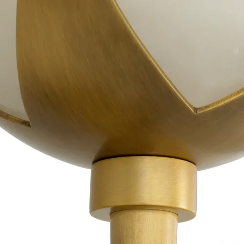 Luxus-Wandleuchte mit antiker Messingoberfläche und einzelnem Alabaster-Globus von Luxury Group International