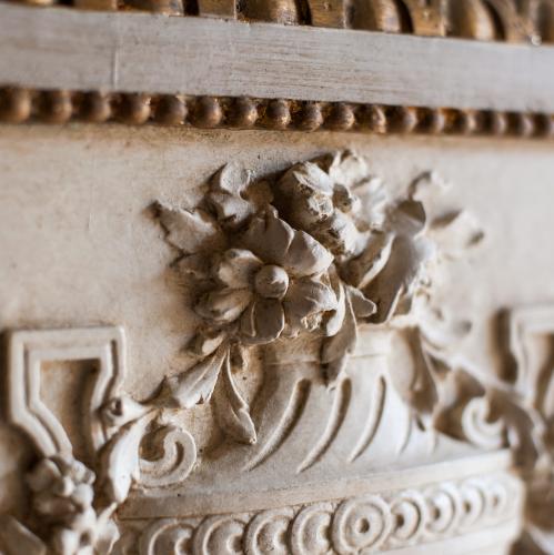 Luxus Antikes Wandkunst-Panel in Creme mit Ornamentaler Blumenrelief von Luxury Group International