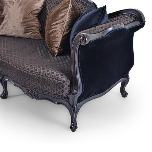 Sofá de Terciopelo Barroco de Lujo para 2 Personas con Tapicería Jacquard Texturizada y Estructura de Madera Negra Vista detalle por Luxury Group International