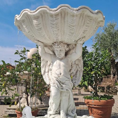 Fontaine d'eau baroque de luxe avec chérubin et vasque supérieure sculptée dans un bassin incurvé - Fontaine baroque Vue détaillée par Luxury Group International