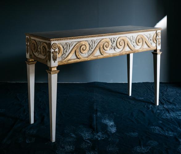 Console Baroque de Luxe avec Sculptures en Volutes et Détails Dorés par Luxury Group International