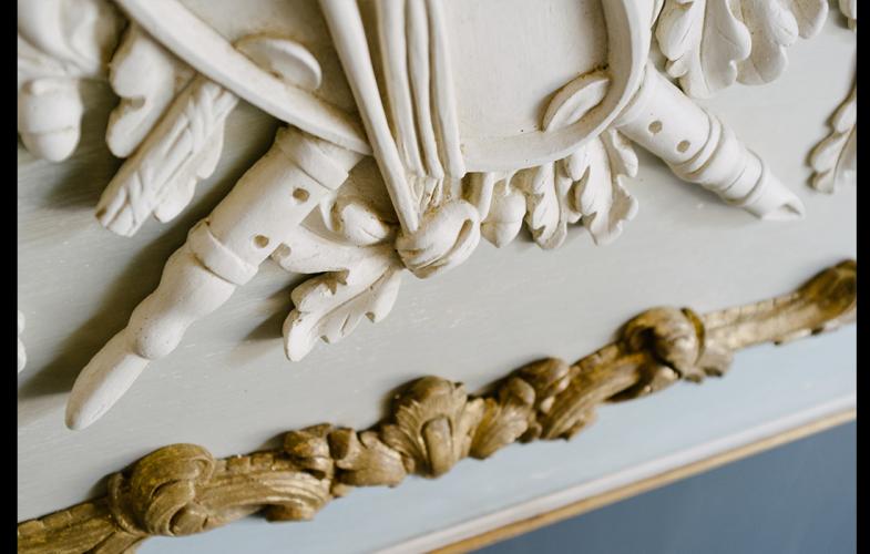 Luxuriöses barockes dekoratives Wandpaneel mit musikalischem Reliefmotiv & goldenen Akzenten von Luxury Group International
