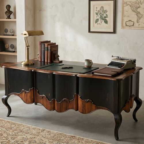 Luxus Barock Executive Schreibtisch in Schwarz Lackierter Ausführung mit Handgeschnitzten Walnuss-Details Lifestyle-Ansicht von Luxury Group International