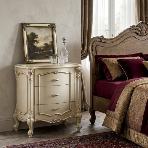 Comodino Barocco di Lusso Avorio con Tre Cassetti - Mobili Barocchi Vista lifestyle di Luxury Group International
