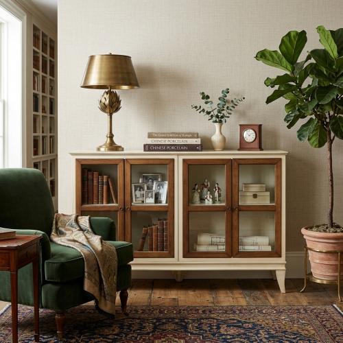Credenza Barocca di Lusso Avorio con Quattro Ante in Vetro con Cornici in Legno - Mobili Barocchi Vista lifestyle di Luxury Group International
