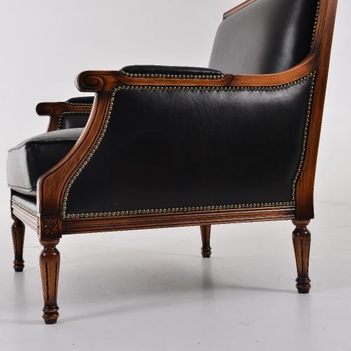 Sofá de cuero barroco de lujo con detalles artesanales de tachuelas en marco de madera - Muebles para sala de estar Vista lateral por Luxury Group International