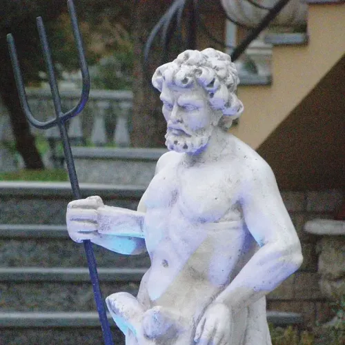 Fontana da Giardino Barocca di Nettuno di Lusso con Bacino Scolpito e Finitura in Marmo - Fontana Barocca Vista dettaglio di Luxury Group International