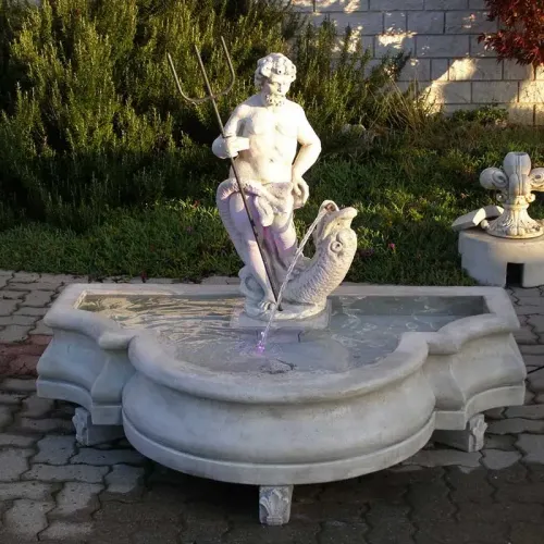 Fontana da Giardino Barocca di Nettuno di Lusso con Bacino Scolpito e Finitura in Marmo - Fontana Barocca Vista lifestyle di Luxury Group International