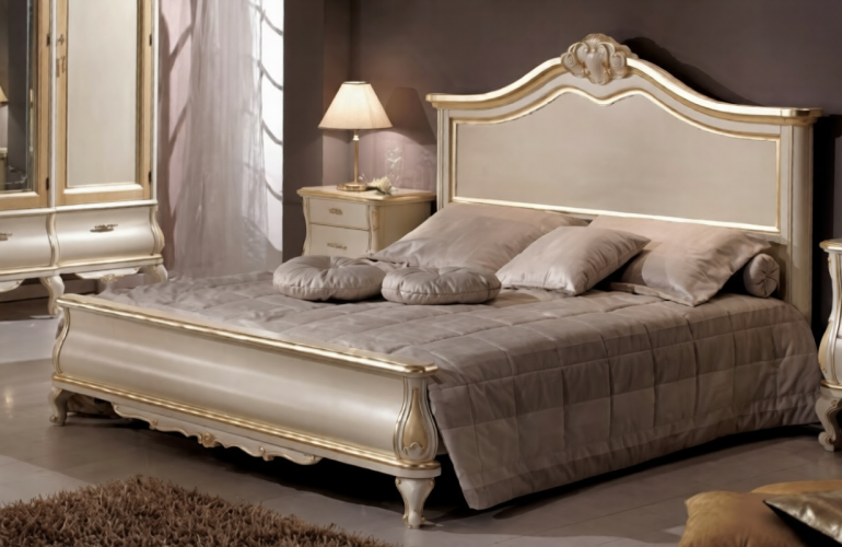 Cama Doble Neoclásica de Perlas de Marfil Barroca de Lujo con Marco Tallado de Borde Dorado y Patas Cabriole Vista frontal por Luxury Group International
