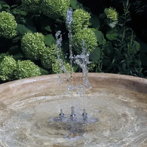 Fontana d'Acqua di Lusso Barocca con Bacino a Piatto, Flusso Multi Getto e Base a Piedistallo - Fontana Barocca Vista dettaglio di Luxury Group International