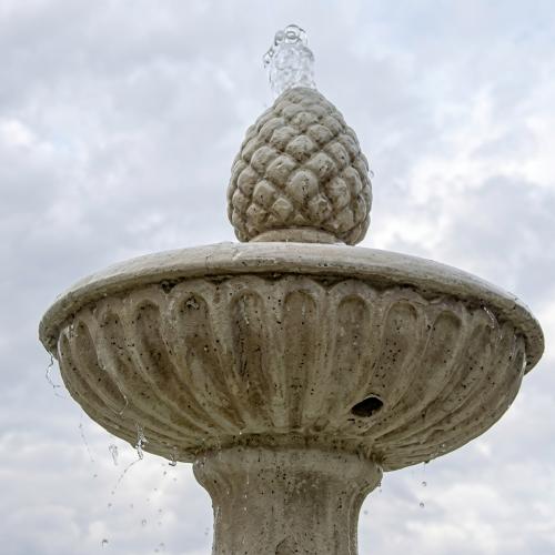 Fuente de Agua de Lujo Barroca en Niveles con Columna Acanalada y Remate Esculpido - Fuente Barroca Vista detalle por Luxury Group International