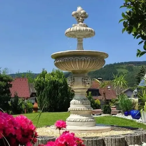 Fontana d'Acqua a Più Livelli in Stile Barocco di Lusso con Pinnacolo Ornato e Base a Piedistallo con Leone - Fontana Barocca Vista lifestyle di Luxury Group International