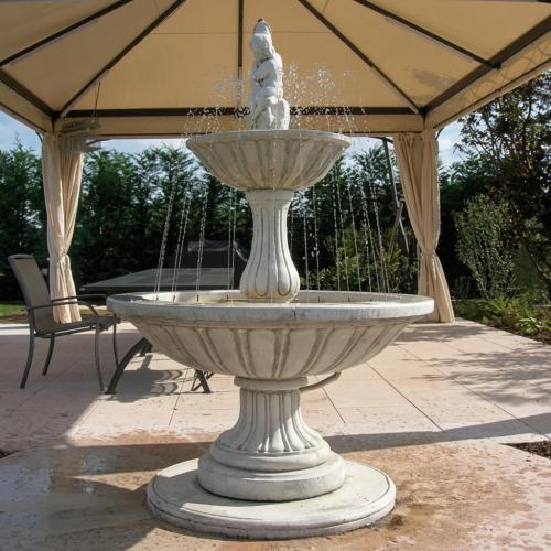 Fuente de Agua Barroca de Lujo de Dos Niveles con Querubín y Sistema de Cuencos en Cascada - Fuente Barroca Vista lifestyle por Luxury Group International
