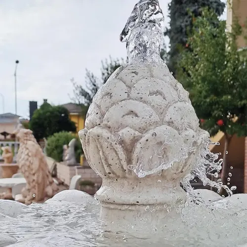 Fontaine d'eau baroque de luxe à deux niveaux avec bassins festonnés et couronne ornée - Fontaine baroque Vue détaillée par Luxury Group International
