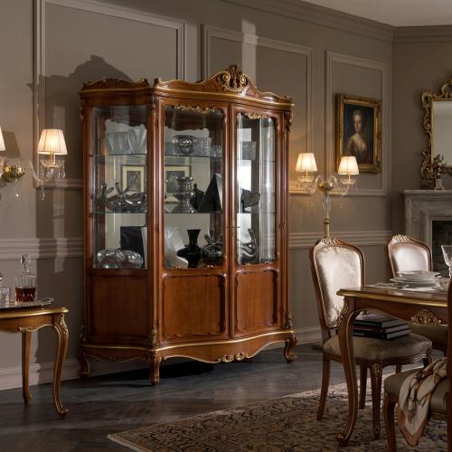 Vetrina di Lusso Barocca in Legno con Doppia Porta in Vetro e Dettagli Intagliati a Mano in Oro - Mobili per Soggiorno Vista lifestyle di Luxury Group International