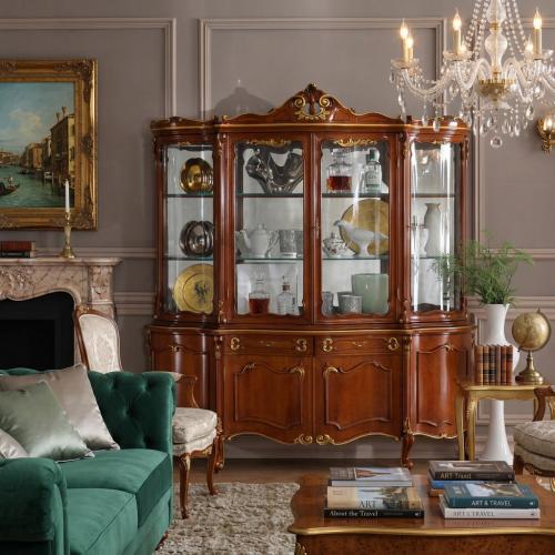 Vetrina di Lusso Barocca in Legno con Multiporte in Vetro e Base Contenitore con Accenti Dorati - Mobili per Soggiorno Vista lifestyle di Luxury Group International